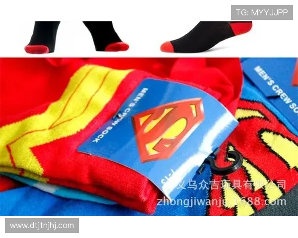 足球明星身披斗篷与女生合影展现独特魅力与时尚风格